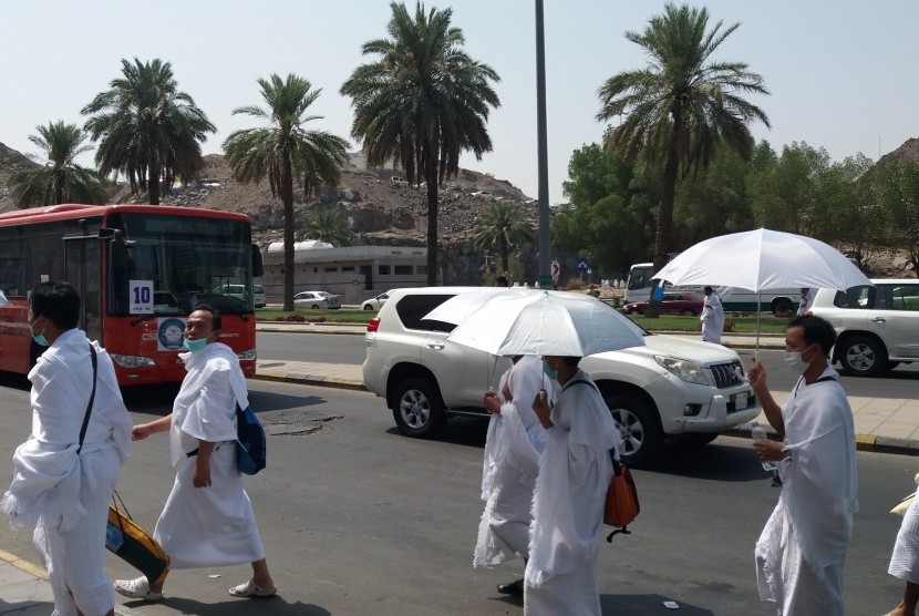 Jamaah dari segala penjuru dunia berjalan menuju Arafah.