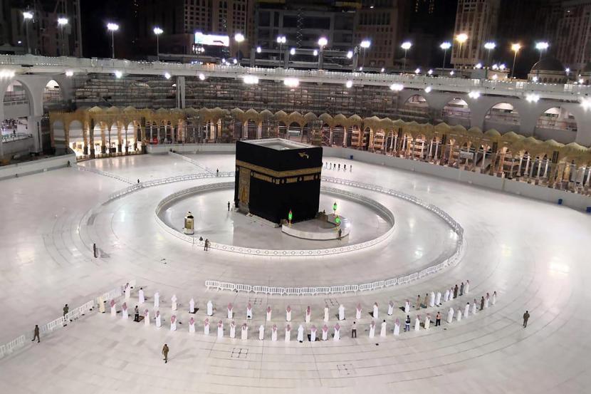 Enam Negara Putuskan tak Berangkatkan Jamaah Haji 2020. Jamaah dengan jumlah terbatas melaksanakan sholat dengan menjaga jarak di Masjidil Haram, Mekkah.