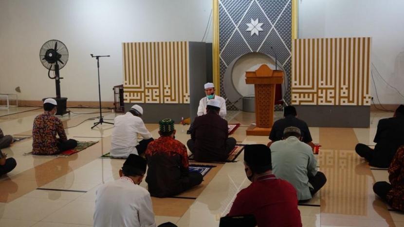 Jamaah di Masjid Raya Sumatera Barat melaksanakan sholat sunat Gerhana, Ahad (21/6) 