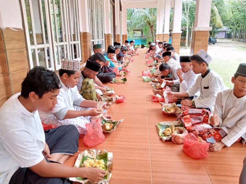 Jamaah di salah satu masjid di kota Medan menikmati nasi bungkus dari program Jumat Berkah-Sedekah Nasi Bungus (JB-SNB) BMH  selepas shalat Jumat.