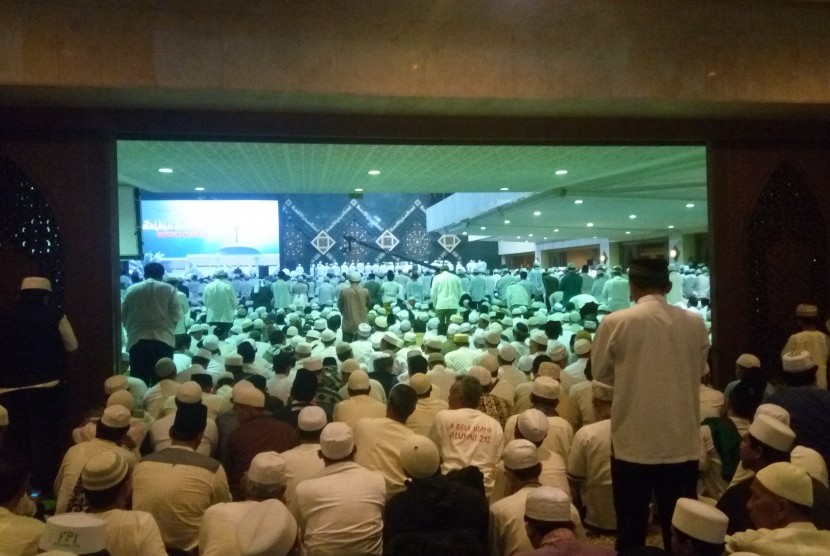 Jamaah Dzikir dan Shalawat untuk Negeri memadati bagian dalam Masjid At-Tin, Jakarta Timur.