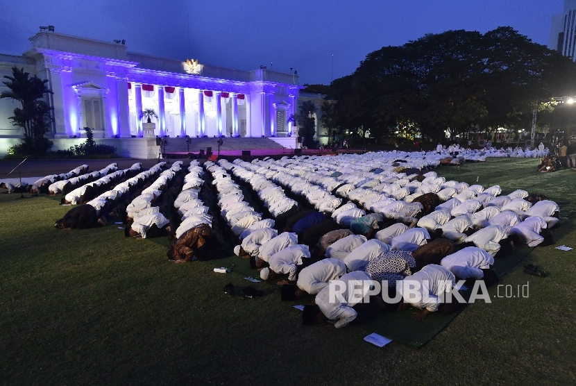 The 1st National Dhikr held at Merdeka Palace, Jakarta, Tuesday, Aug 1, 2017 night. The participants performed congregational prayer.
