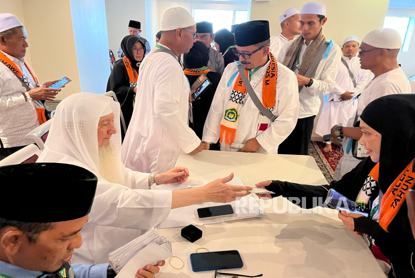 Jamaah haji Aceh menerima uang wakaf sebesar 2000 riyal dari badan wakaf Aceh  di Tanah Suci,  Jumat (23/5/2025)