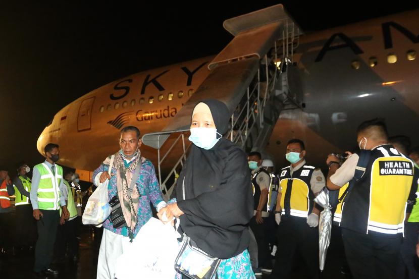 Jamaah haji Aceh turun dari pesawat setibanya di Bandara Sultan Iskandar Muda, Blang Bintang, Aceh Besar, Aceh, Selasa (26/7/2022). 1.028 Calon Jamaah Haji Aceh Tunda Berangkat Tahun Ini