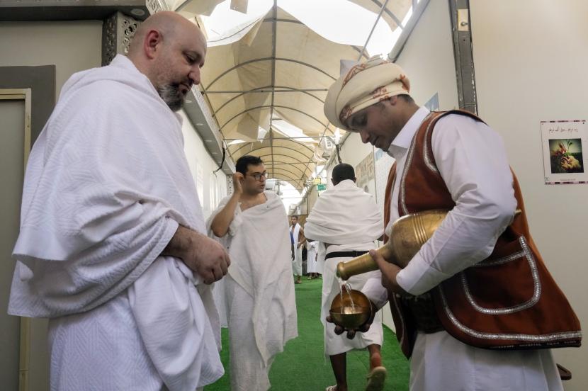 Tata Cara Sunnah Minum Air Zamzam di Rumah, Berikut Penjelasan