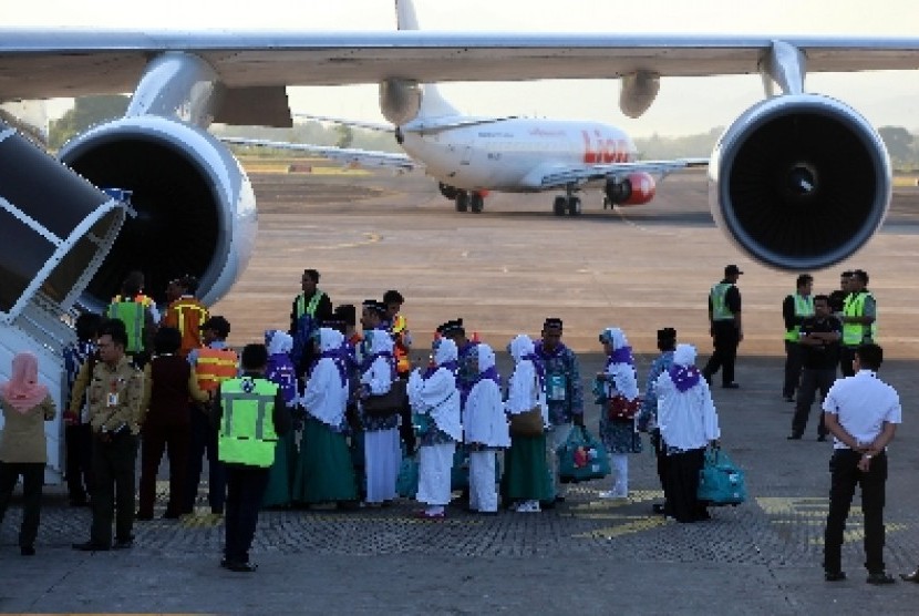 Jamaah haji antre naik pesawat di Bandar Udara Internasional Sultan Hasanuddin, Makassar, Jumat (21/8).