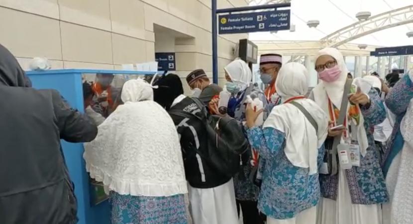 Jamaah haji asal embarkasi JKG (Jakarta) antri mengisi botol semprotan dengan air di Bandara Internasional Amir Muhammad bin Abdul Aziz (AMAA), Sabtu (4/5) .