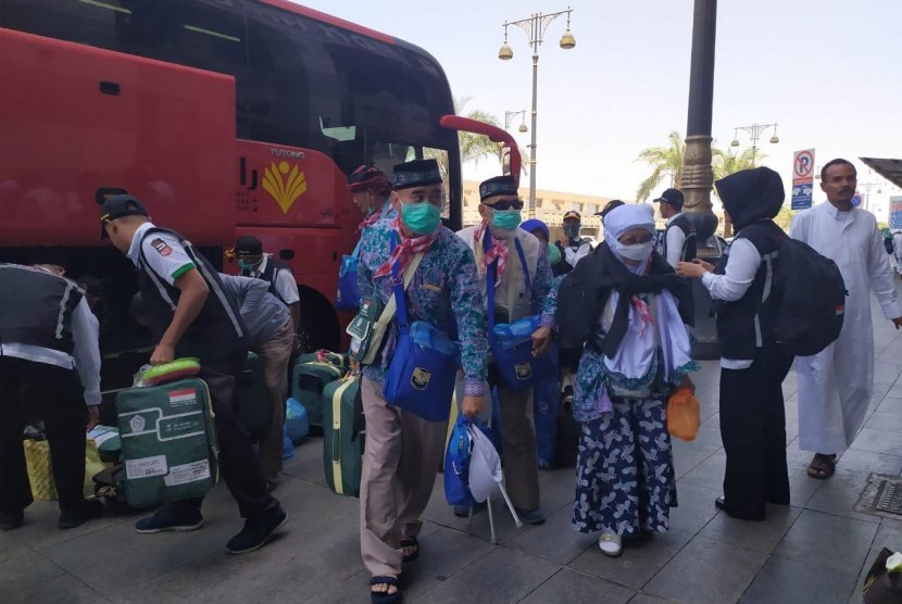 Jamaah haji asal Embarkasi Surabaya Kloter 41, tiba di Madinah setelah menempuh perjalanan sekitar enam jam dari Makkah, Rabu (21/8). Rombongan pertama yang tiba mencapai 450 jamaah (1 kloter). Rabu ini dijadwalkan ada 14 kloter yang tiba di Madinah untuk jamaah haji gelombang kedua. 
