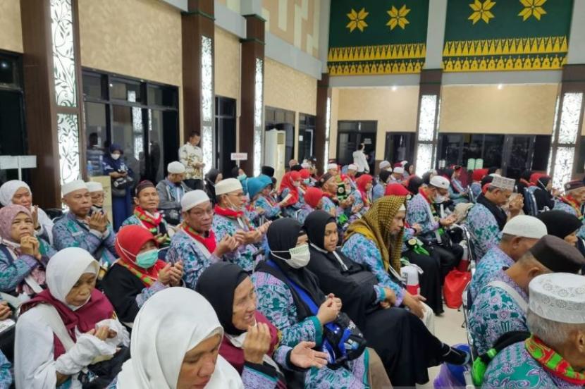 Jamaah haji asal Kabupaten OKU tiba di Embarkasi Palembang, Sumsel, Jumat (4/8/2023).