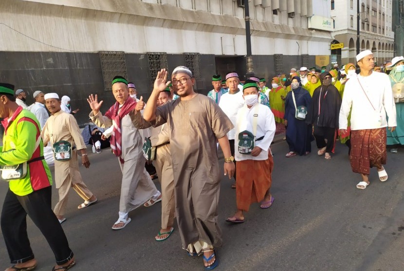 Jamaah haji asal kloter 21 JKG jalan sehat berusia seusai shalat Subuh, di Madinah. Kegiatan ini dilakukan sebagai upaya tetap menjaga kebugaran selama menjalankan ibadah haji. Kemenag Minta Pembimbing Beri Pelatihan Fisik untuk Jamaah Haji