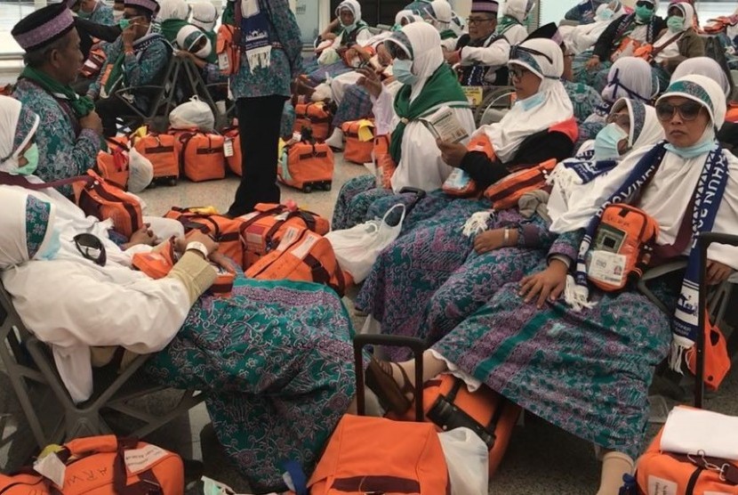 Jamaah haji asal Lampung yang tergabung dalam kloter JKG 14 beristirahat dengan menyelonjorkan kaki saat tiba tiba di Paviliun Haji Bandara Amir Mohammad Bin Abdul Azis, Madinah, Arab Saudi, Jumat (4/8). 