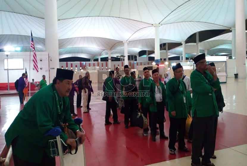 Jamaah haji asal Malaysia sudah tiba di Arab Saudi melalui Bandara Internasional King Abdul Aziz, Jeddah, Arab Saudi, Kamis (11/9) (Republika/Zaky Alhamzah)