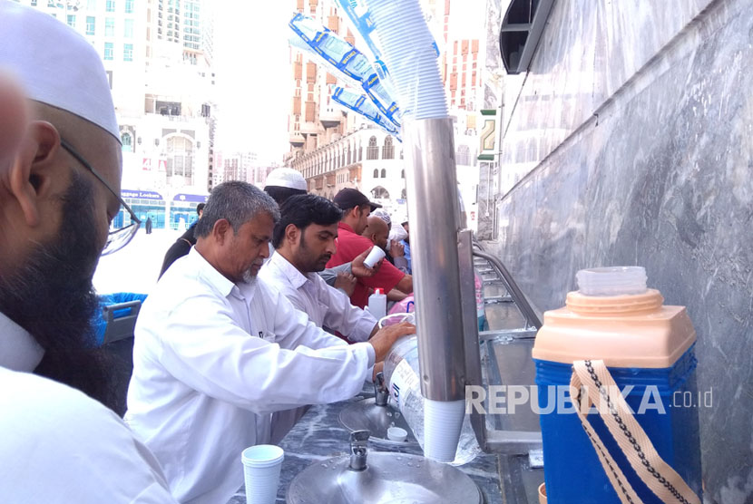 Jamaah haji asal Pakistan dan India mengambil air zamzam di depan pelataran Masjid al-Haram, Makkah, Ahad (30/7). India Resmikan Program Pelatihan Dua Hari untuk Jamaah Haji