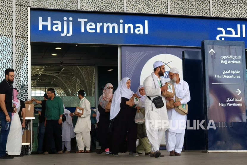 Jamaah haji asal Pakistan tiba di Bandara AMA, Selasa (17/7). Kebanyakan jamaah pria Pakistan maupun dari Asia Selatan lainnya datang ke Tanah Suci mengenakan shalwar kamiz, baju tradisional mereka.