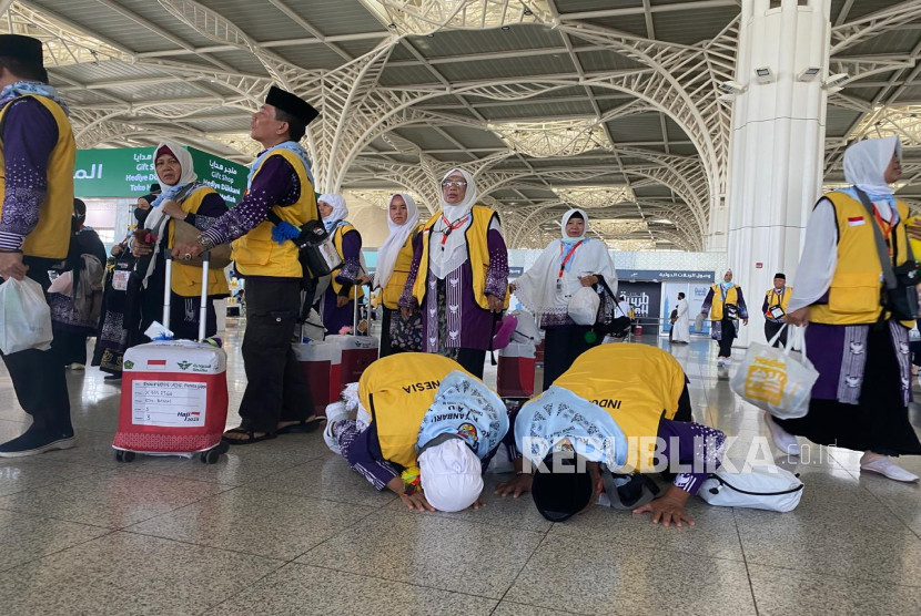 Jamaah haji asal Pekanbaru, Riau dengan nomor penerbangan BTH 3 saat tiba di Bandara Amir Mohammed bin Abdul Aziz, Ahad (4/5) sore Waktu Arab Saudi. Jamaah melakukan sujud syukur setibanya di bandara.