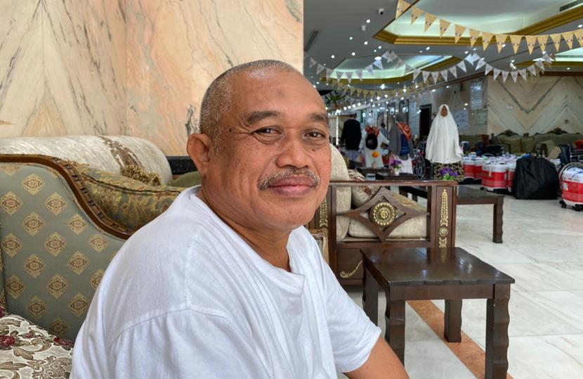 Jamaah haji asal Riau, Teguh (59), sedang bersantai di hotel tempatnya menetap selama menjalankan rangkaian ibadah haji di Makkah, menjelang kepulangannya ke Tanah Air. 