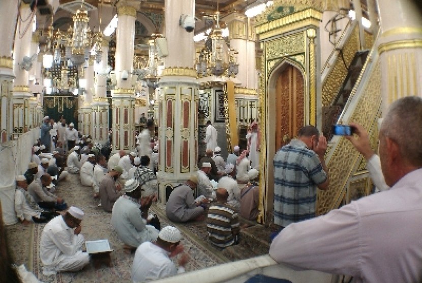 Jamaah Haji asal Turki memotret Raudhah di Masjid Nabawi, Madinah, Senin (28/10). 