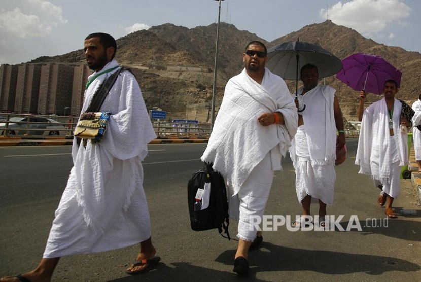 Keamanan Makkah Diperketat Selama Pelaksanaan Haji. Jamaah haji asal Yaman melintasi Kota Tenda Mina untuk bermalam sebelum menuju Padang Arafah, Makkah, Arab Saudi pada musim haji sebelum pandemi.