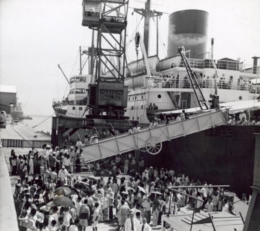Jamaah haji berangkat naik kapal dari Taniung Priok ke Makkah pada tahun 1938.