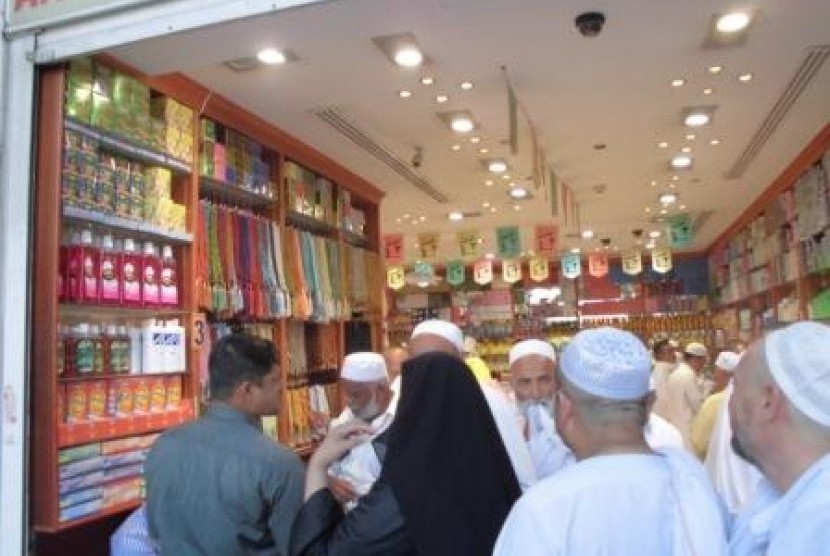 Jamaah haji berbelanja di Kota Makkah.