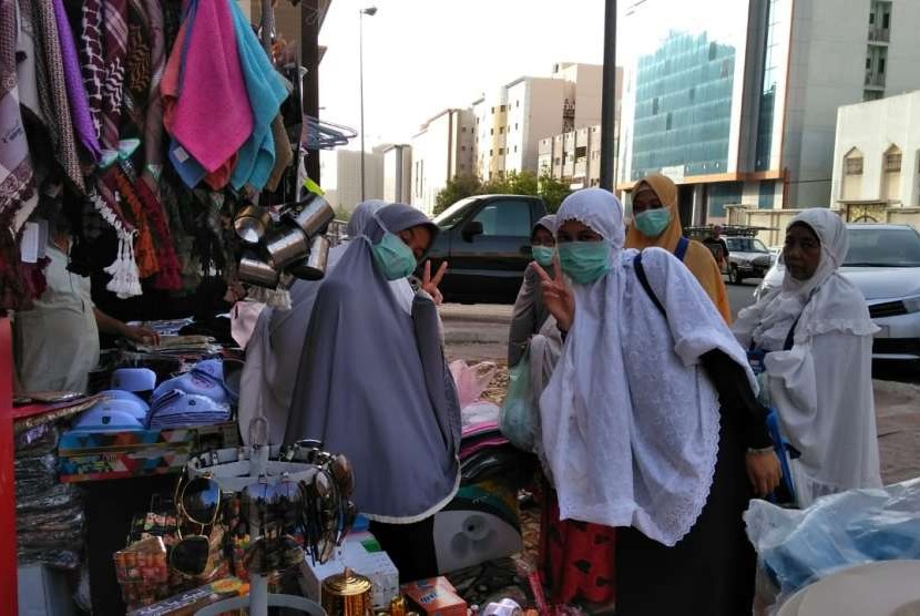 Adakah Keutamaan Membelanjakan Harta Saat Haji?. Foto:  Jamaah haji berbelanja di syisyah