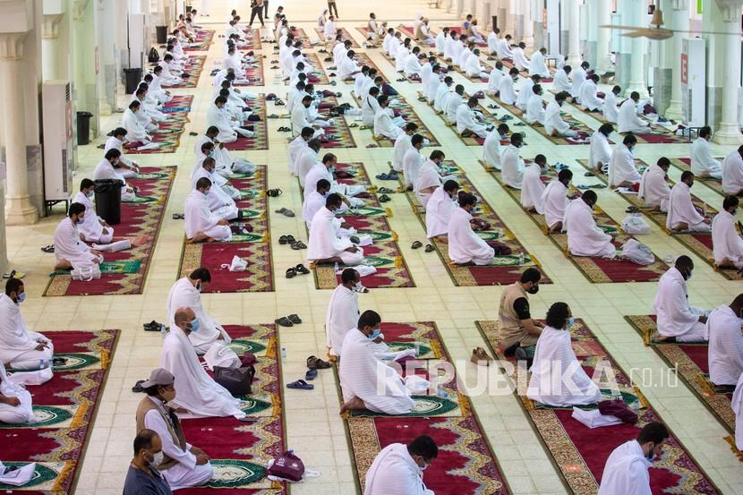 Sejumlah negara Arab membuka pelaksanaan sholat tarawih tahun ini. Ilustrasi sholat di Masjid Namira, Arafah Arab Saudi