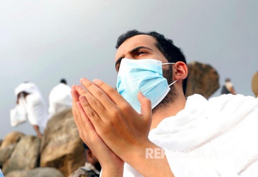 Jangan Pesmis ketika Berdoa di Padang Arafah. Foto: Jamaah haji berdoa di Jabal Rahmah di Arafah dengan memakai masker dan menjaga jarak sosial guna menghindari penyebaran virus corona di Arafah, Arab Saudi, Kamis (30/7/2020).