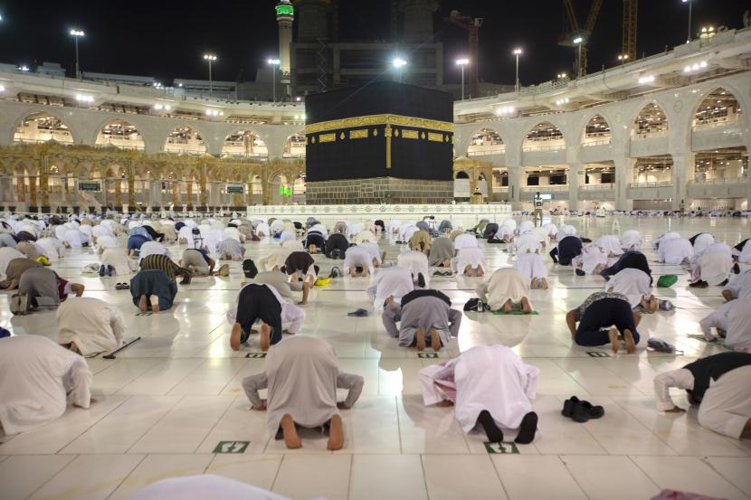 Biro Perjalanan Bersiap Terima Jamaah Umroh Luar Negeri. Foto:   Jamaah haji berdoa di malam hari di depan Ka