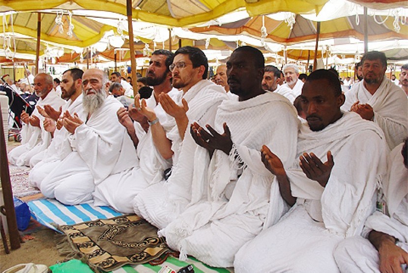 Jamaah haji berdoa memohon kebaikan setelah menyelesaikan wukuf di Arafah