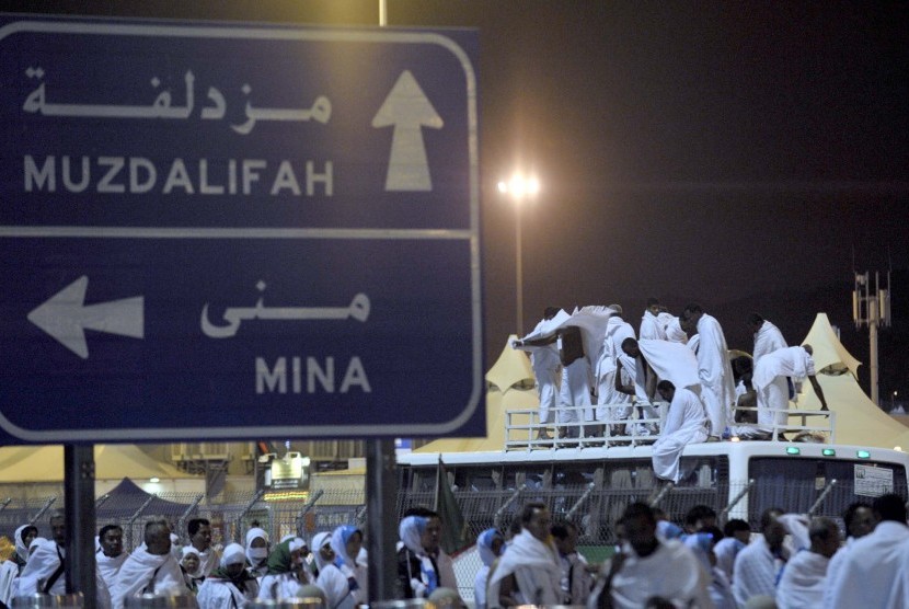  Hikmah Mabit di Musdalifah. Foto:  Jamaah haji bergerak menuju Mina usai bermalam (mabit) di Muzdalifah, Makkah, Arab Saudi.