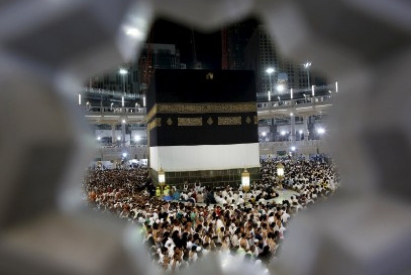 Renovasi Kabah Pertama. Jamaah haji beribadah mengelilingi Kabah di Masjidil Haram. Ilustrasi