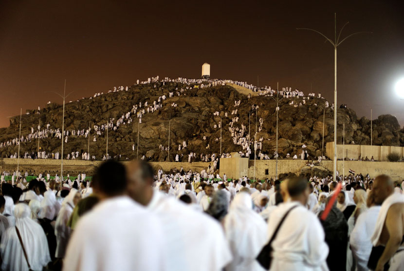   Jamaah haji berjalan menuju Jabal Rahmah menjelang puncak ibadah haji wukuf di padang Arafah, Makkah,Rabu (24/10) dini hari. (Hassan Ammar/AP)