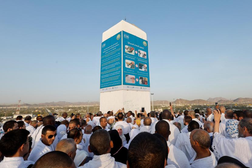 Jamaah haji berkumpul di Gunung Rahmat di dataran Arafat selama ziarah haji tahunan, di luar kota suci Mekah, Arab Saudi, 8 Juli 2022. 