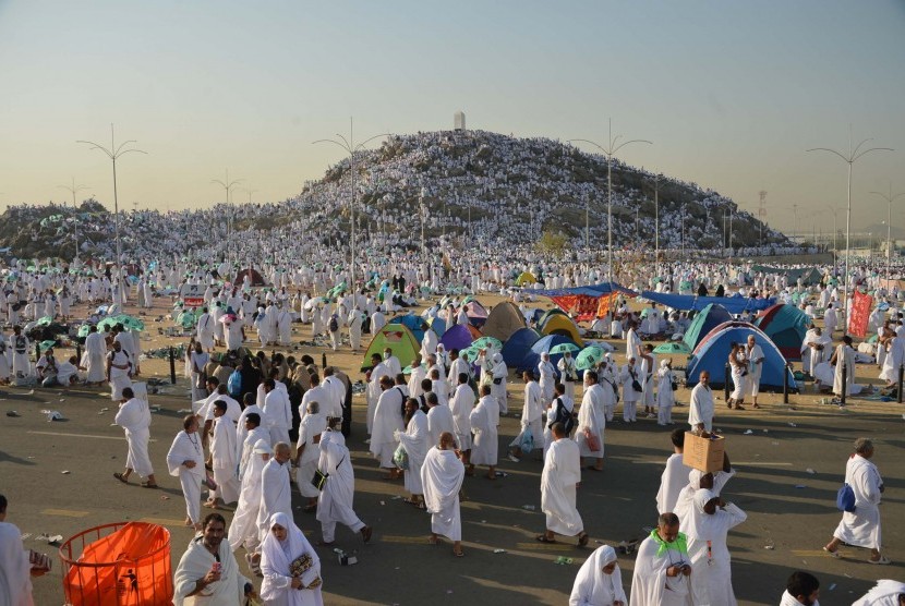 Jamaah haji berkumpul di Jabal Rahmah, Padang Arafah untuk melakukan wukuf sebagai puncak pelaksanaan ibadah haji.