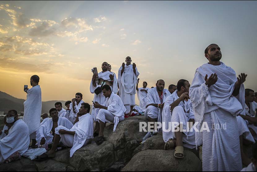 Jamaah Haji berdoa di Jabal Rahmah saat melaksanakan wukuf di Padang Arafah (Ilustrasi)