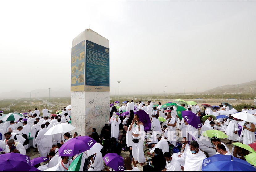 Jamaah haji berkumpul di Jabal Rahmah, saat menunaikan ibadah wukuf di padang Arafah, Senin (19/7). 165 Calon Jamaah Haji Pasaman Barat Berangkat 6 Juni 2022