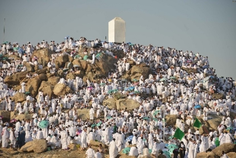 Jamaah haji berkumpul di sekitar Jabal Rahmah, Padang Arafah, Arab Saudi.