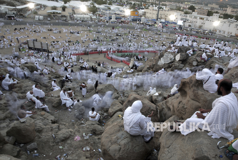 Siluet seorang jamaah haji di Jabal Rahmah melaksanakan wukuf di Padang Arafah, Kamis (31/8).