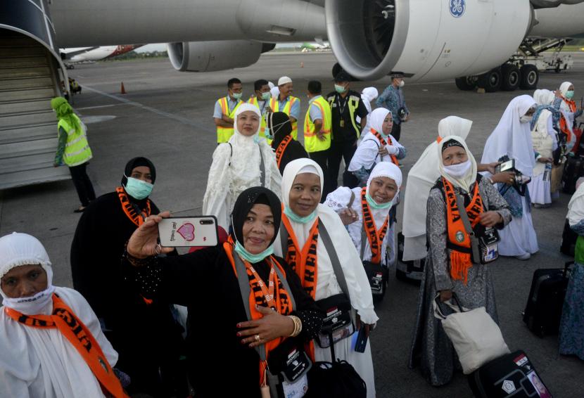 Jamaah haji berswafoto saat turun dari pesawat di Bandara Internasional Sultan Hasanuddin, Kabupaten Maros, Sulawesi Selatan, Kamis (/28/7/2022). Masa Operasional Haji Bergantung Rentang Berangkat-Pulang