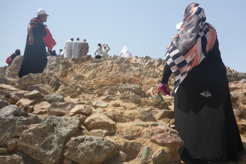 Gubernur Madinah Sidak Proyek Hubungkan Uhud-Masjid Nabawi. Jamaah haji berziarah ke lokasi Gunung Uhud, Madinah, Arab Saudi.