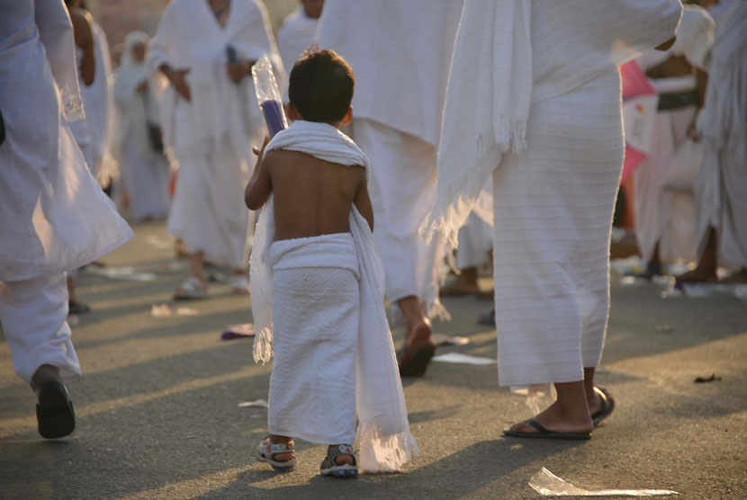  Jamaah haji cilik berjalan mengenakan Ihram saat berwukuf di Arafah. (ilustrasi) 