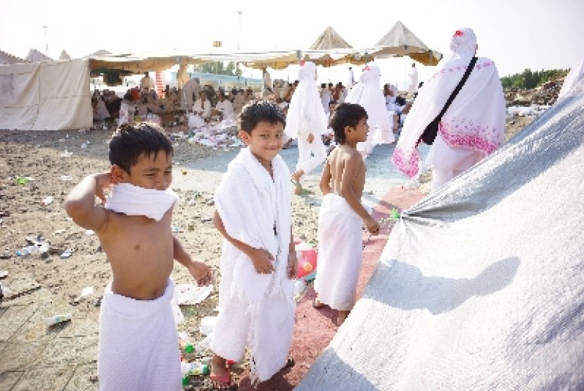 Jamaah haji cilik berjalan mengenakan Ihram saat berwukuf di Arafah, Senin (14 /10). 