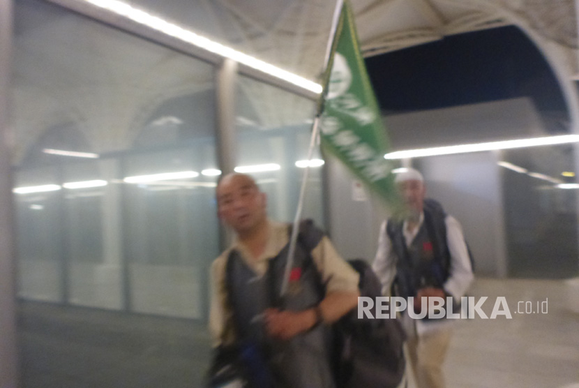 Jamaah haji Cina tiba di terminal haji Bandara Amir Mohammed Bin Abdulaziz, Madinah, Arab Saudi, Selasa dini hari (8/8).