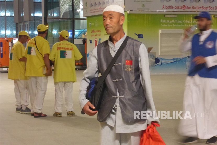 Jamaah haji Cina tiba di terminal haji Bandara Amir Mohammed Bin Abdulaziz, Madinah, Arab Saudi, Selasa dini hari (8/8).