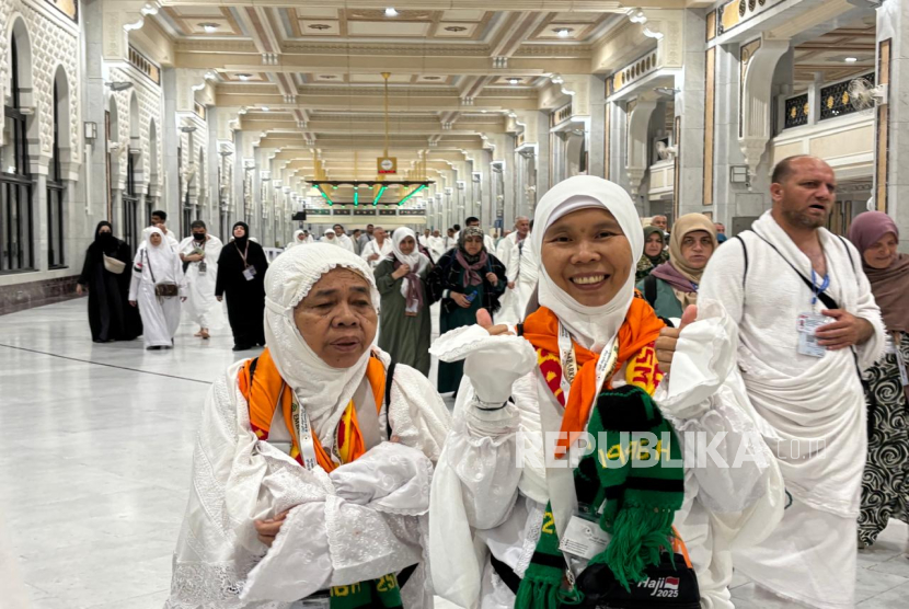  Jamaah Haji dari Bengkulu, Nurbayah, 69 tahun, (kiri) dan Azu tengah melakukan Sai di Masjidil Haram, Selasa (20/5/2025). Keduanya tertinggal dari rombongan saat prosesi umroh.