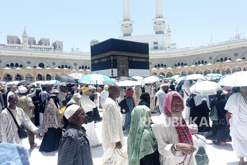 Jamaah haji dari berbagai belahan dunia  melaksanakan tawaf Ifadhoh, Senin (9/6/2025). 