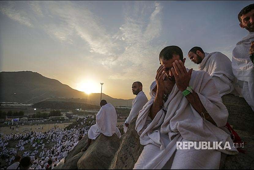 Jamaah haji dari berbagai negara berkumpul dan berdoa untuk melaksanakan wukuf sebagai syarat sah berhaji di Padang Arafah, Arab Saudi, Senin (20/8). Mereka berdiam (wuquf), berdoa dan dzikir memohon ampunan kepada Allah SWT hingga matahari terbenam.
