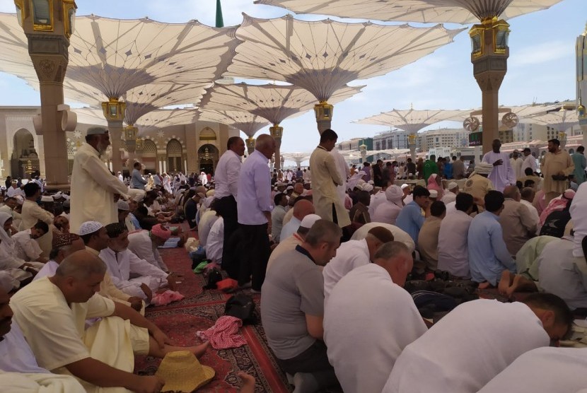 Gubernur Madinah Tinjau Persiapan Haji di Masjid Nabawi. Ilustrasi jamaah haji di Masjid Nabawi.