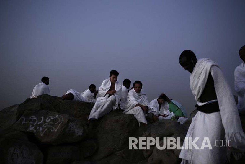 Jamaah haji dari berbagai negara bersiap melaksanakan wukuf di Padang Arafah, Ahad pagi (11/9).