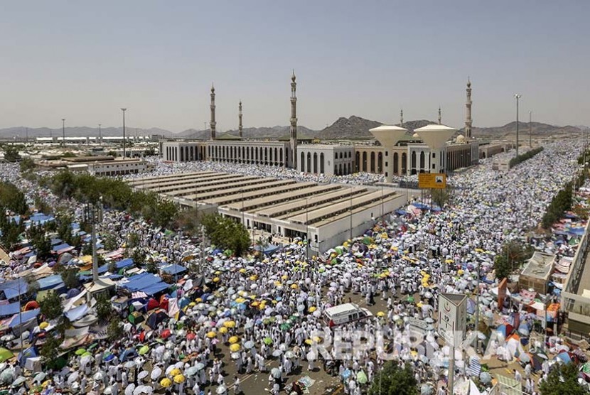 Jamaah haji dari berbagai negara menyemut di Masjid Namira di Padang Arafah, Ahad pagi (11/9).